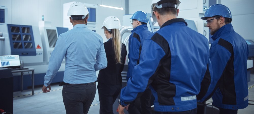 Un groupe de travail effectue une visite pour auditer une usine qui travaille de l'acier